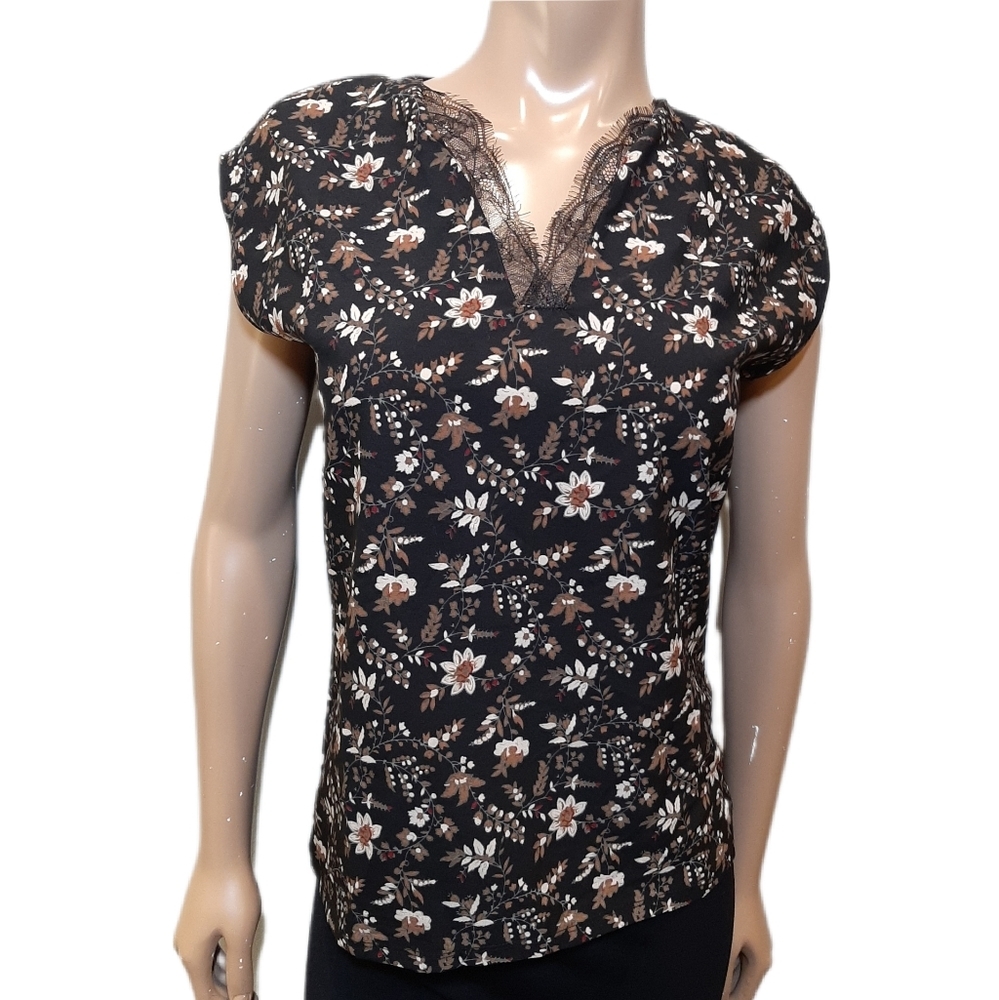 Suzy Shier Floral Cap Sleeve Blouse Fringed Lace Vneck Stretchy Knit Back